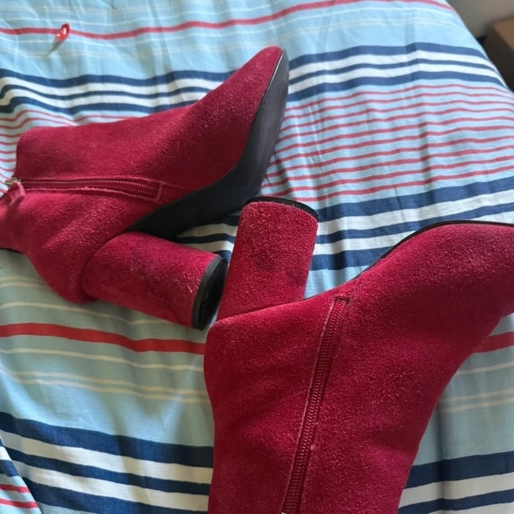 Chic Fuchsia Suede Heeled Boots